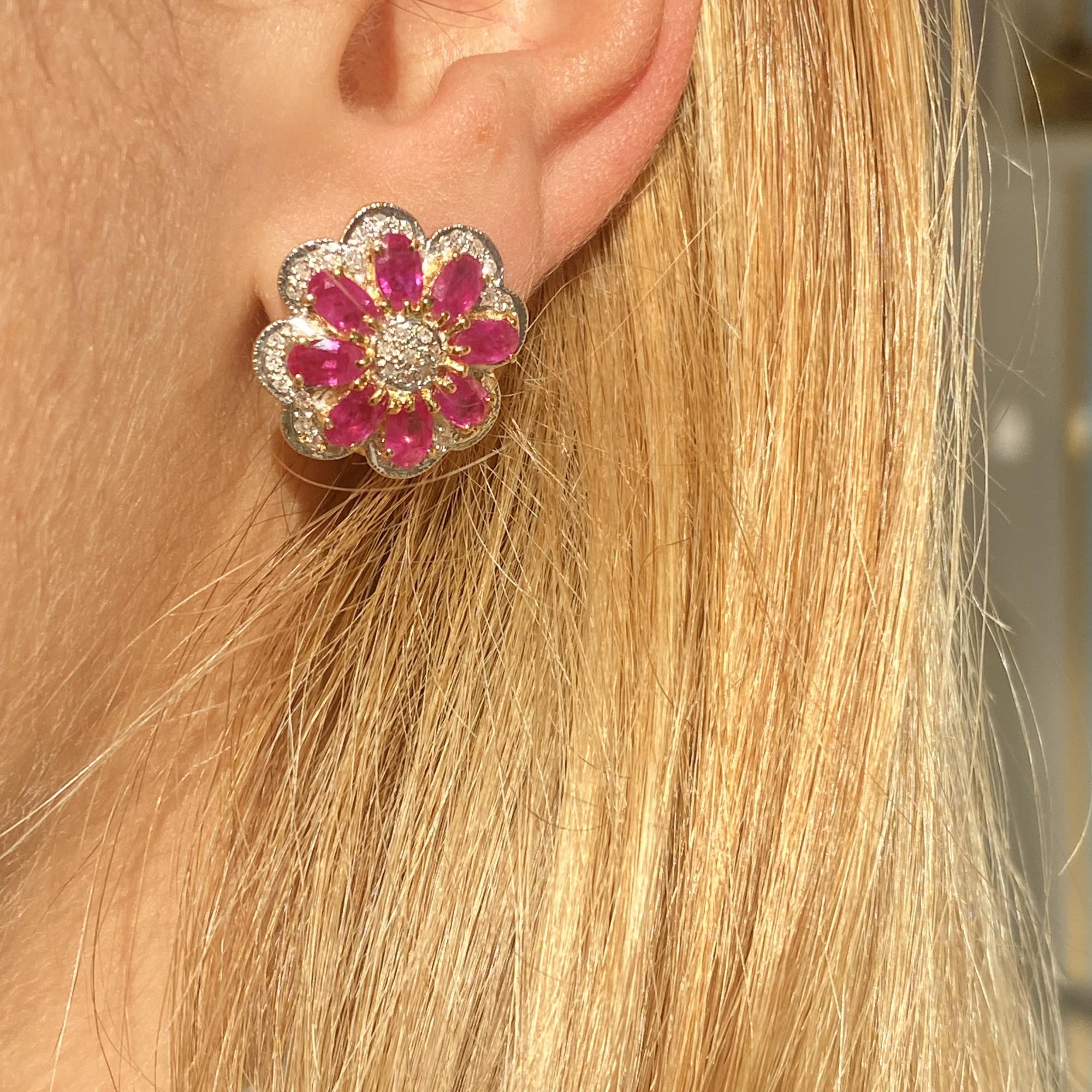 Incantevoli orecchini vintage a fiore con rubini ct 3,20 ca. e diamanti ct 0,36 ca.