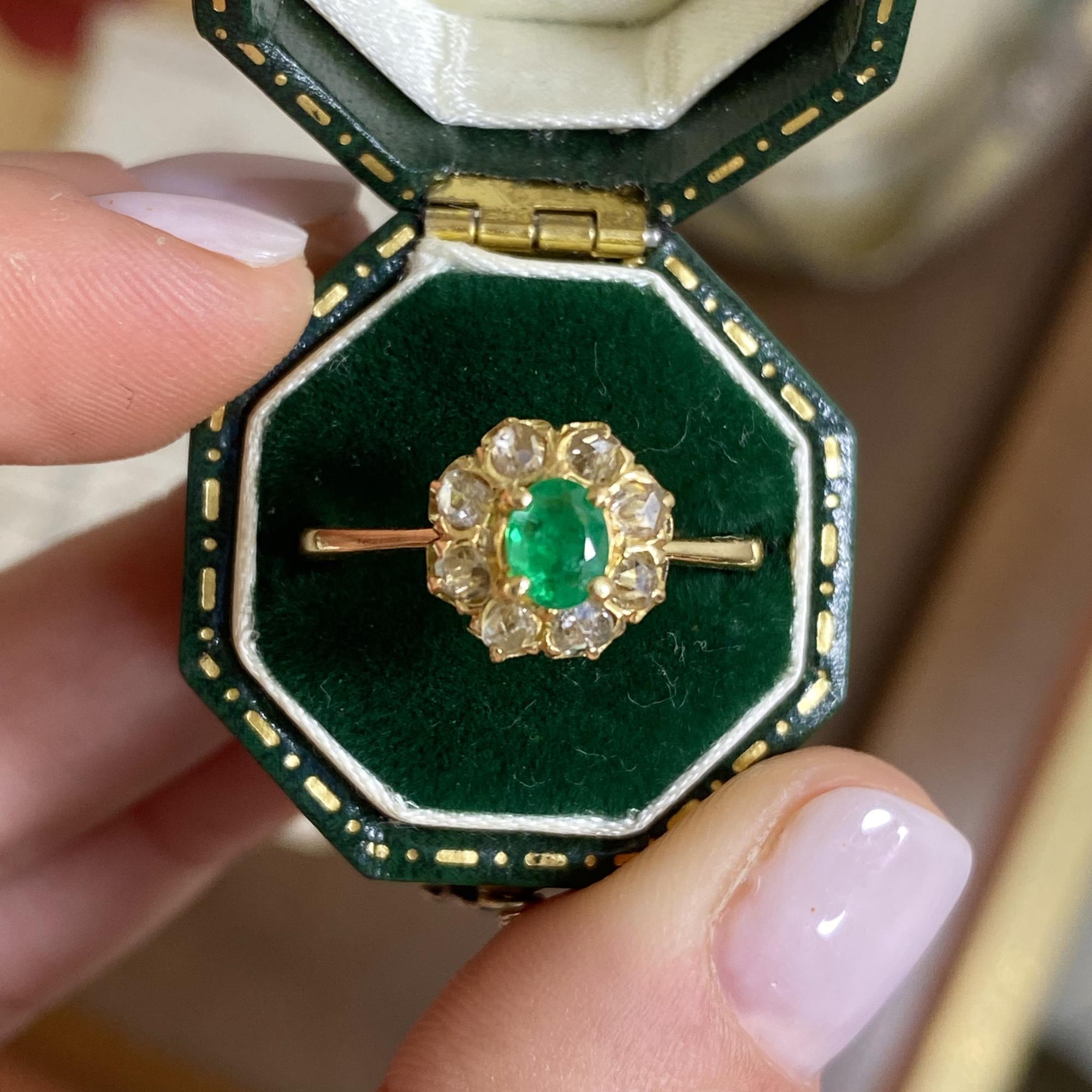 Antique daisy ring in 18kt gold with an emerald of approx 0.30 carats and old-cut diamonds totaling approx 0.50 carats.