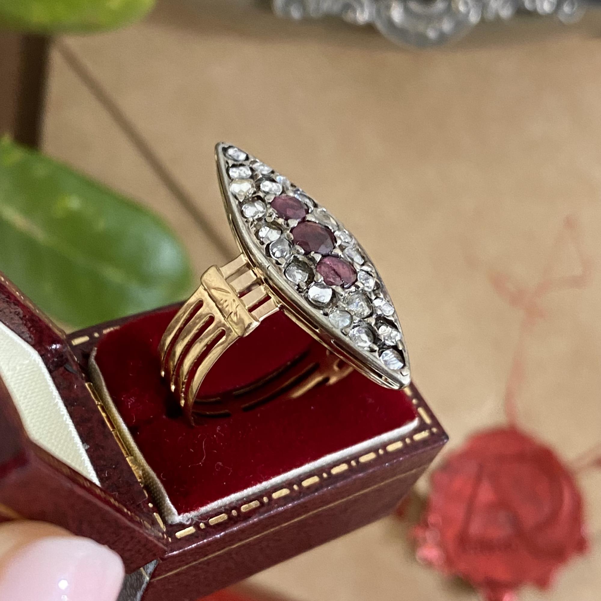 Anello antico navette con rubini e diamanti taglio antico, oro 18kt e argento.