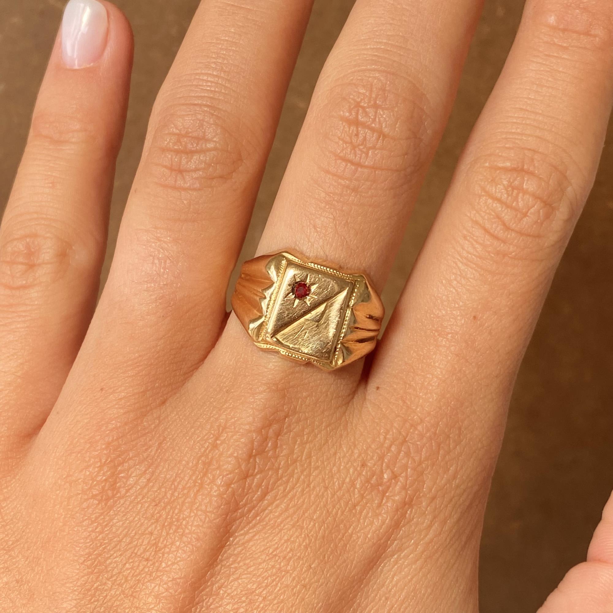 Anello chevalier vintage in oro 18kt con rubino sintetico