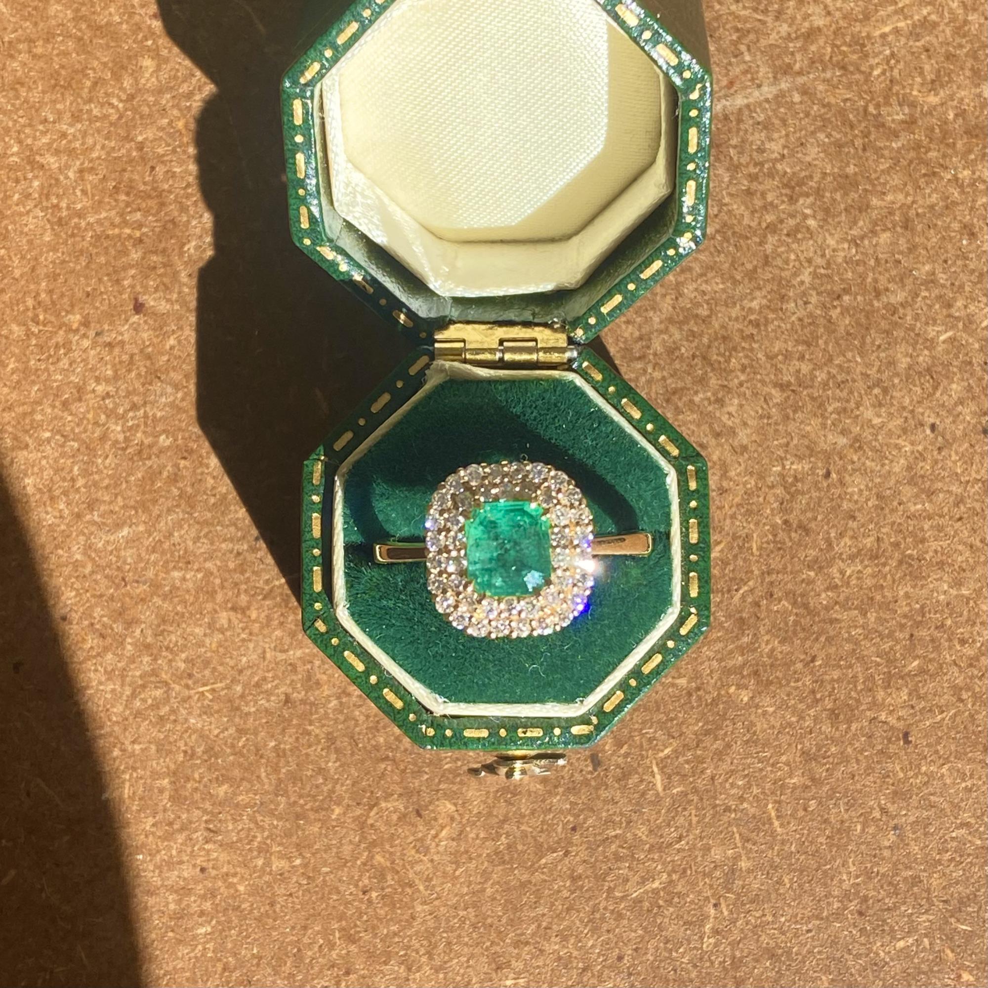 Daisy ing in 18kt gold with emerald ct 0,80 ca. and diamonds ct 0,35 ca.