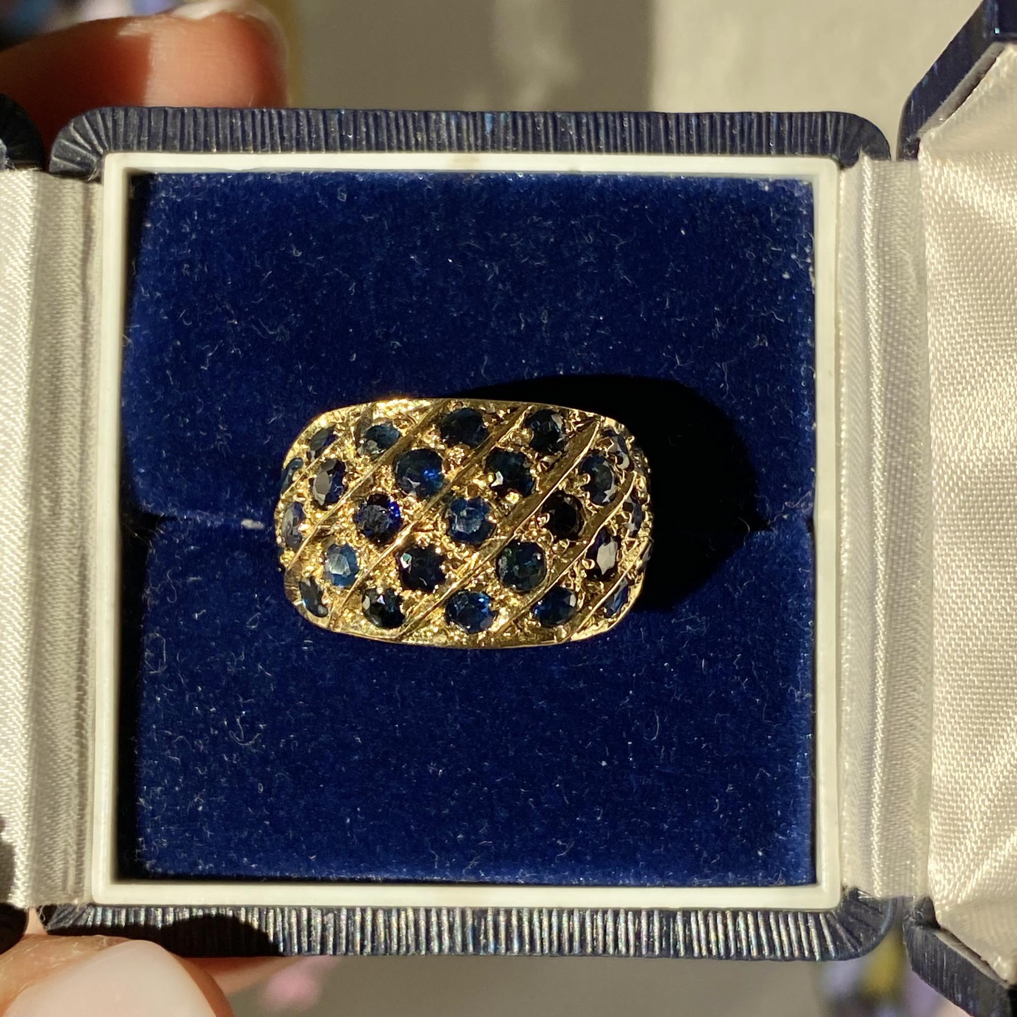 Anello pavè in oro 18kt con 31 zaffiri per un peso complessivo di ct 3,00 ca.