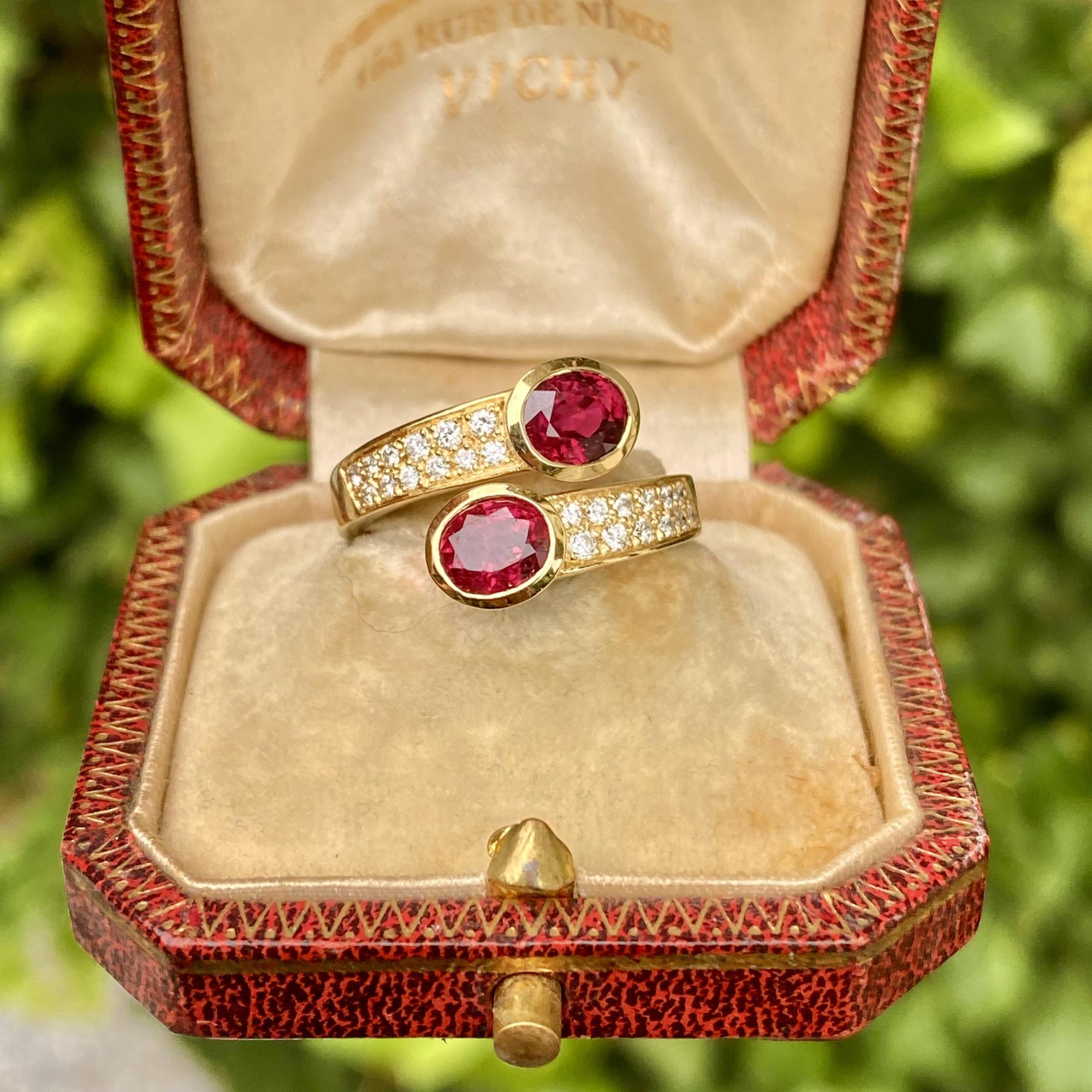 Vintage contrarié ring in 18kt yellow gold with approx 0.36 ct diamonds and two rubies totaling 1.98 ct