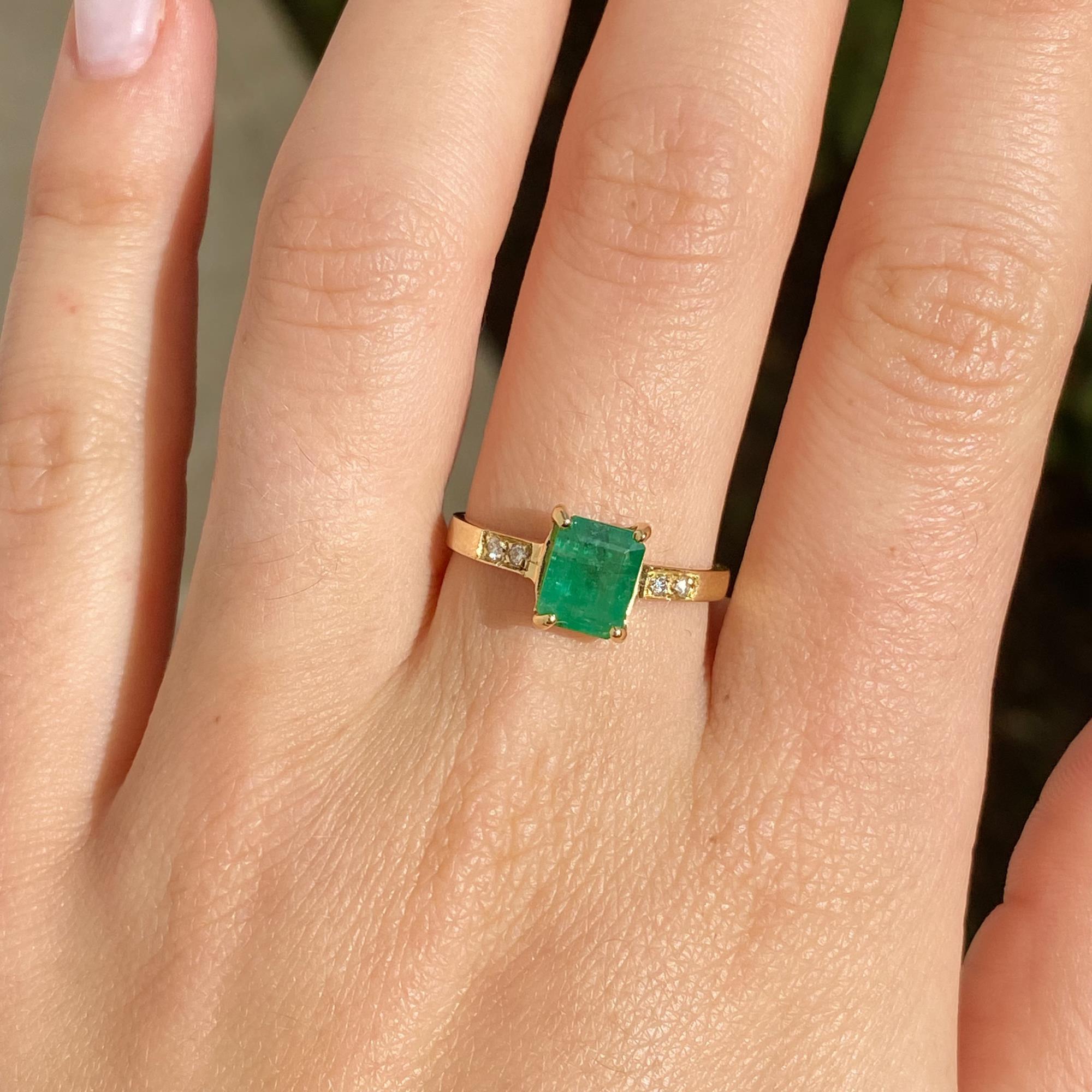 Vintage ring in 18kt gold with a central emerald of approx. 1.30 ct and approx. 0.04 ct diamonds.