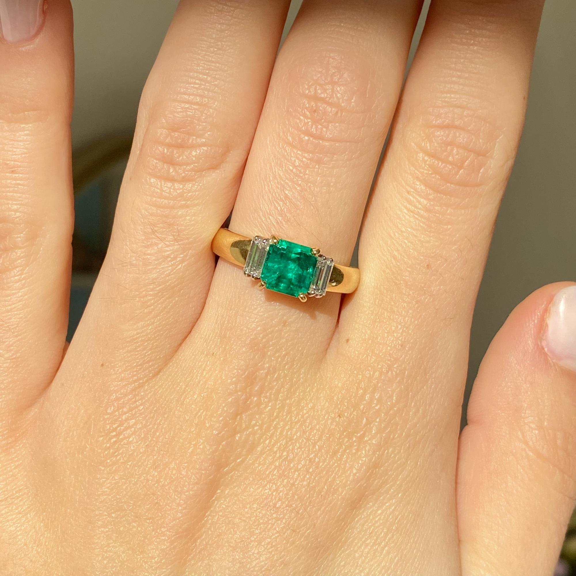 Vintage ring in 18kt gold featuring an approx 1.55 ct emerald and 0.55 ct diamonds