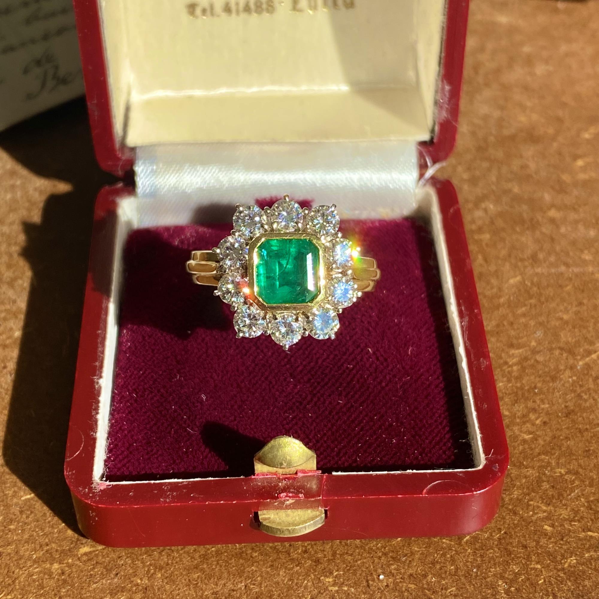 Vintage 18kt gold daisy ring with emerald approx. 1.25 ct and diamonds approx. 1.35 ct.