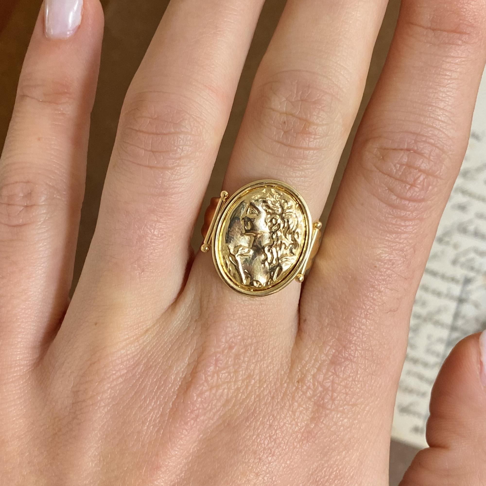 Iconico anello in oro 18kt con cammeo raffigurante una dea, misura regolabile