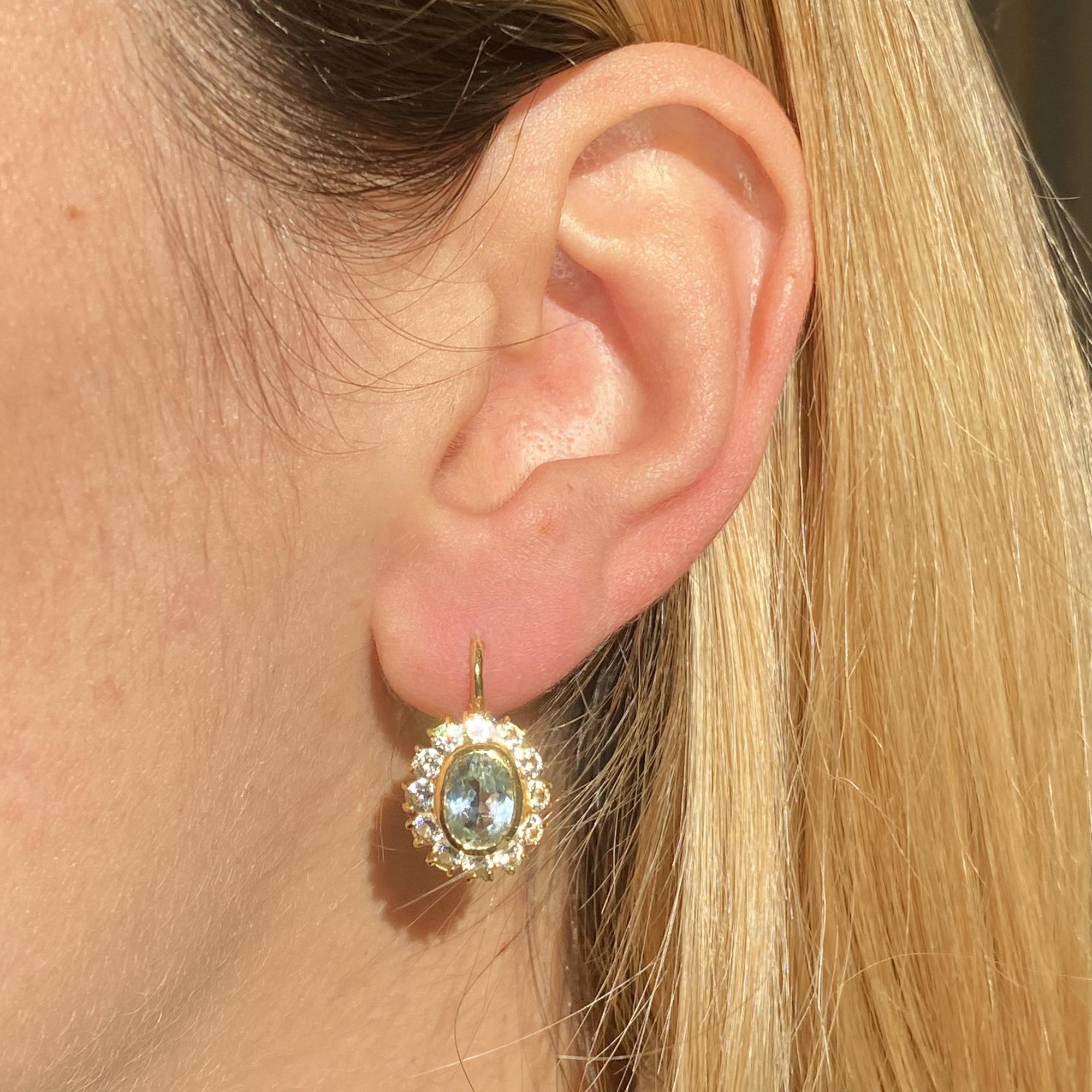 Vintage daisy earrings in 18kt gold with aquamarine totaling 2.00 ct and zircons